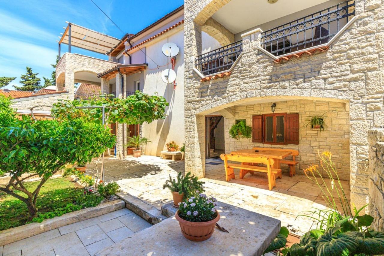 Apartments Mirjana Medulin Exterior photo